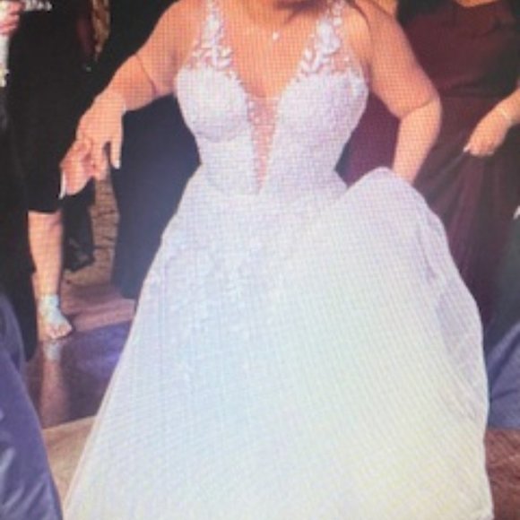 Mira Zwillinger Wedding Gown - Picture 10 of 11